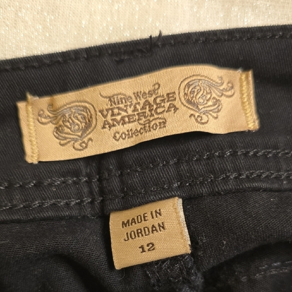 Bandolino Women's White and Vintage America Black Shorts Set - Picture 3 of 11